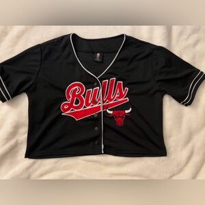 Rue 21 x NBA - Woman’s Chicago Bulls baseball style jersey crop top - Large